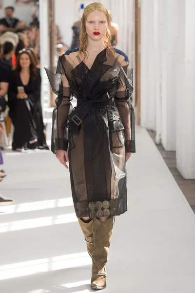 Look 18